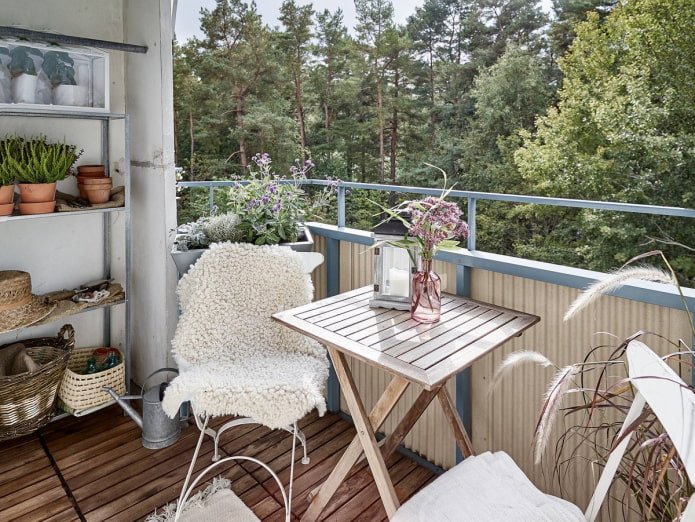 Een plek om thee te drinken op het balkon