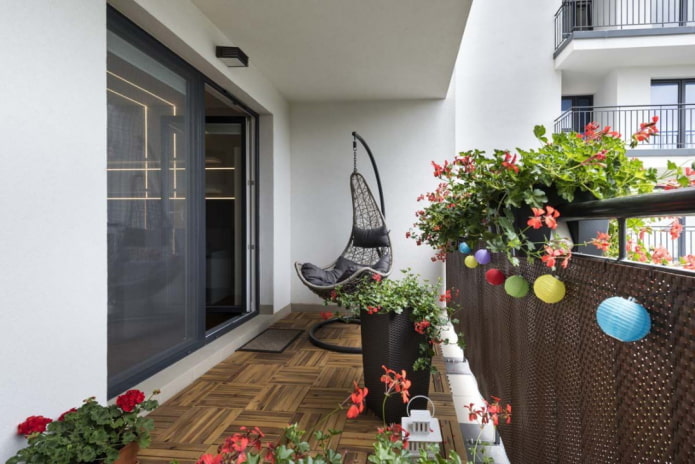 Houten vloer op het balkon