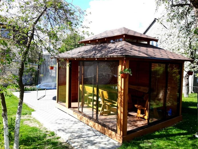 gesloten prieel bij een zomerhuis