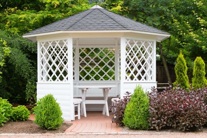 open prieel met een tafel