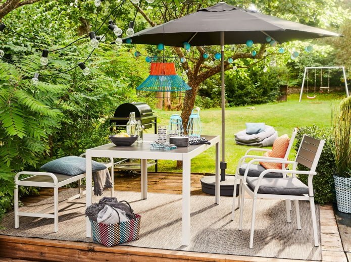 eethoek met parasol op het platteland