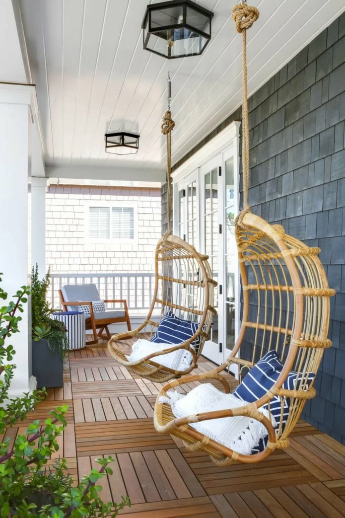 hangstoelen op de veranda