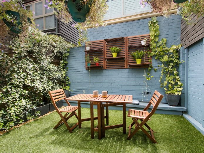 een tafel op het perceel in de tuin