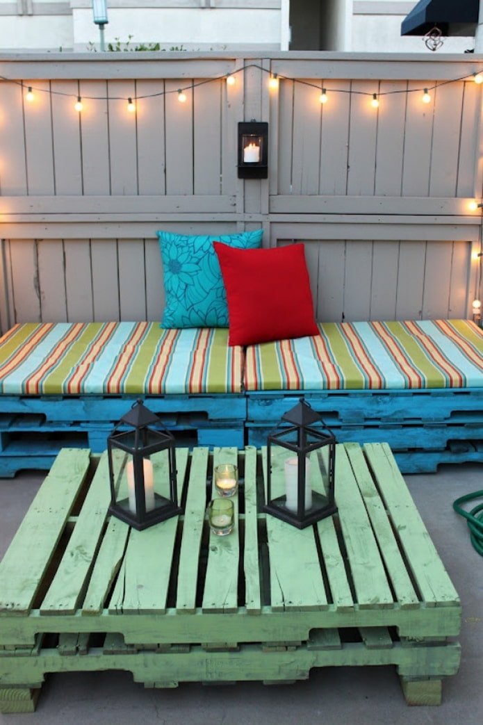 bank en tafel van pallets