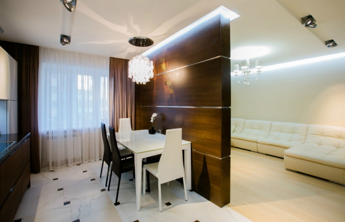 zonering met een scheidingswand in het interieur van de woonkeuken