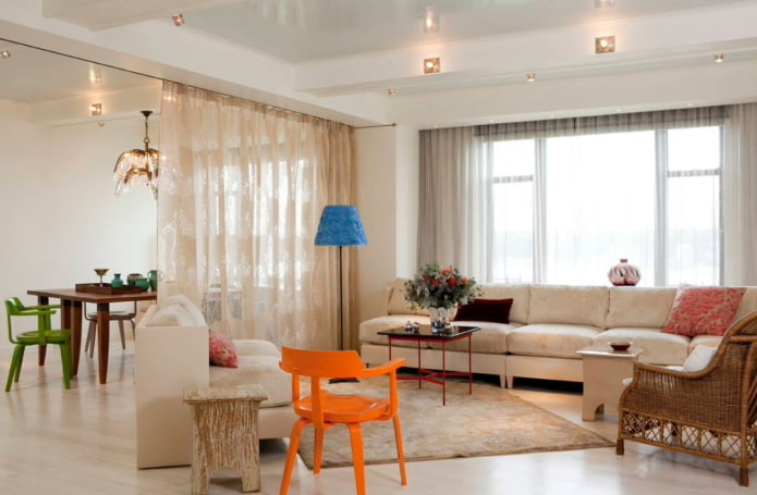 zonering met gordijnen in het interieur van de keuken-woonkamer
