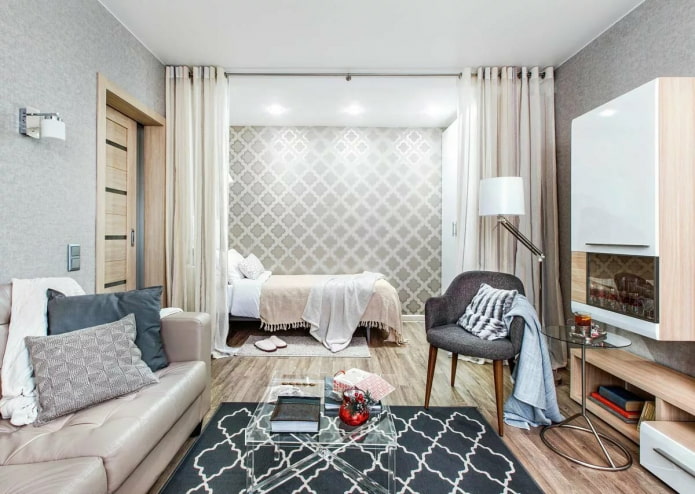 slaapkamer in een eenkamerappartement achter gordijnen